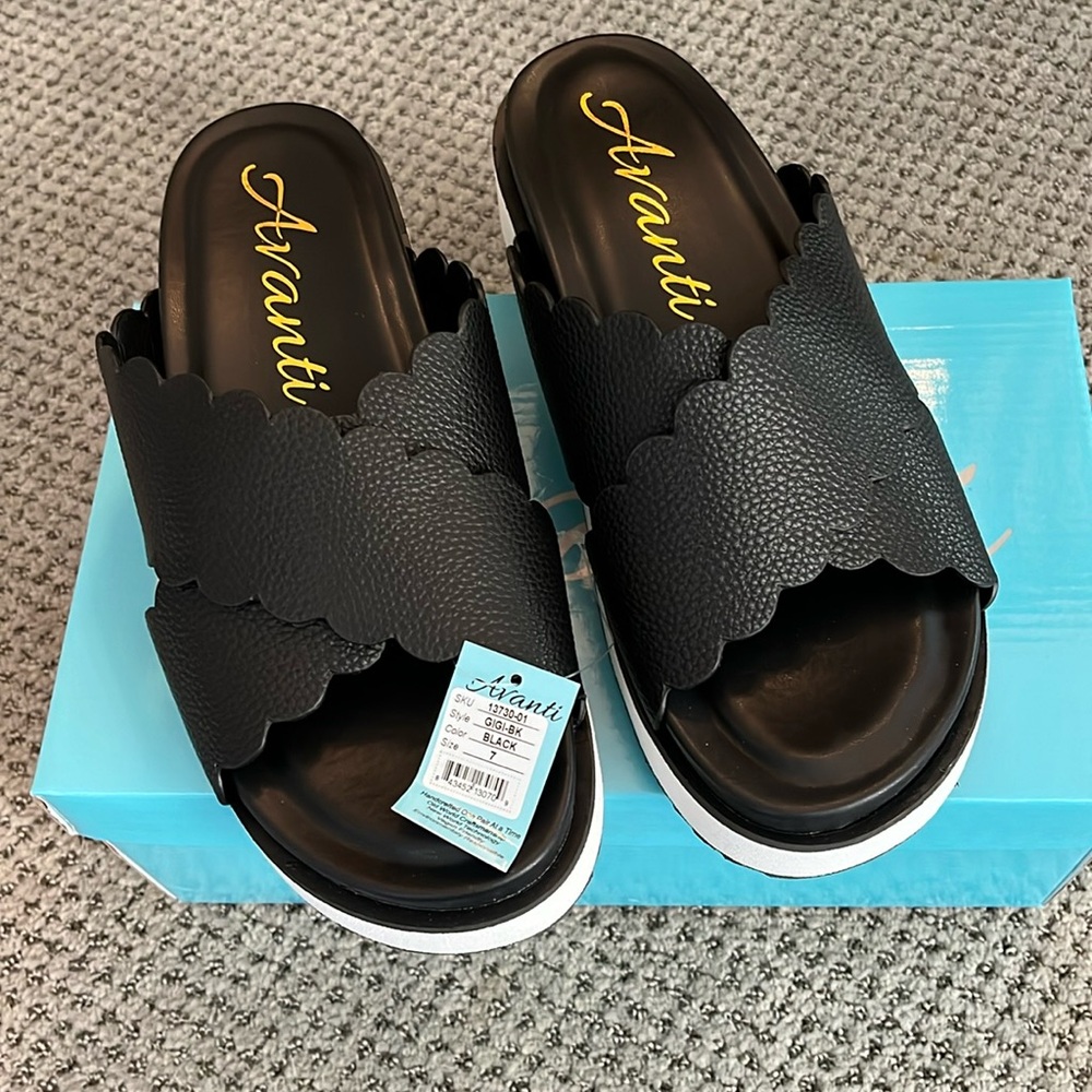 Avanti Women’s Gigi Black sandals
